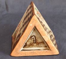 赤絵三角壺4