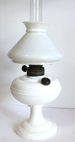 置ランプ　乳白色傘・油壷 A76-3