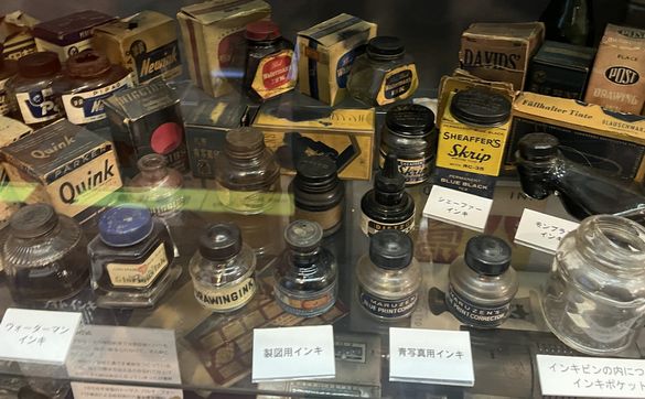 日本文具資料館に展示されているインク瓶-2