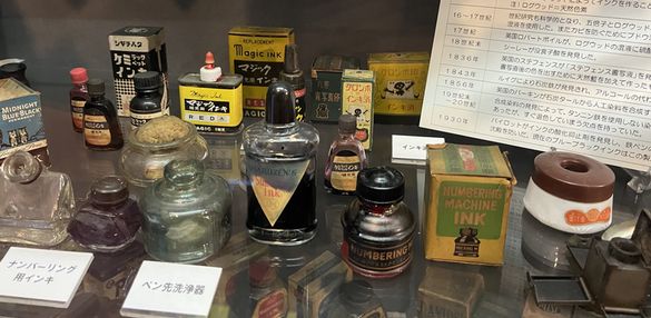 日本文具資料館に展示されているインク瓶-3